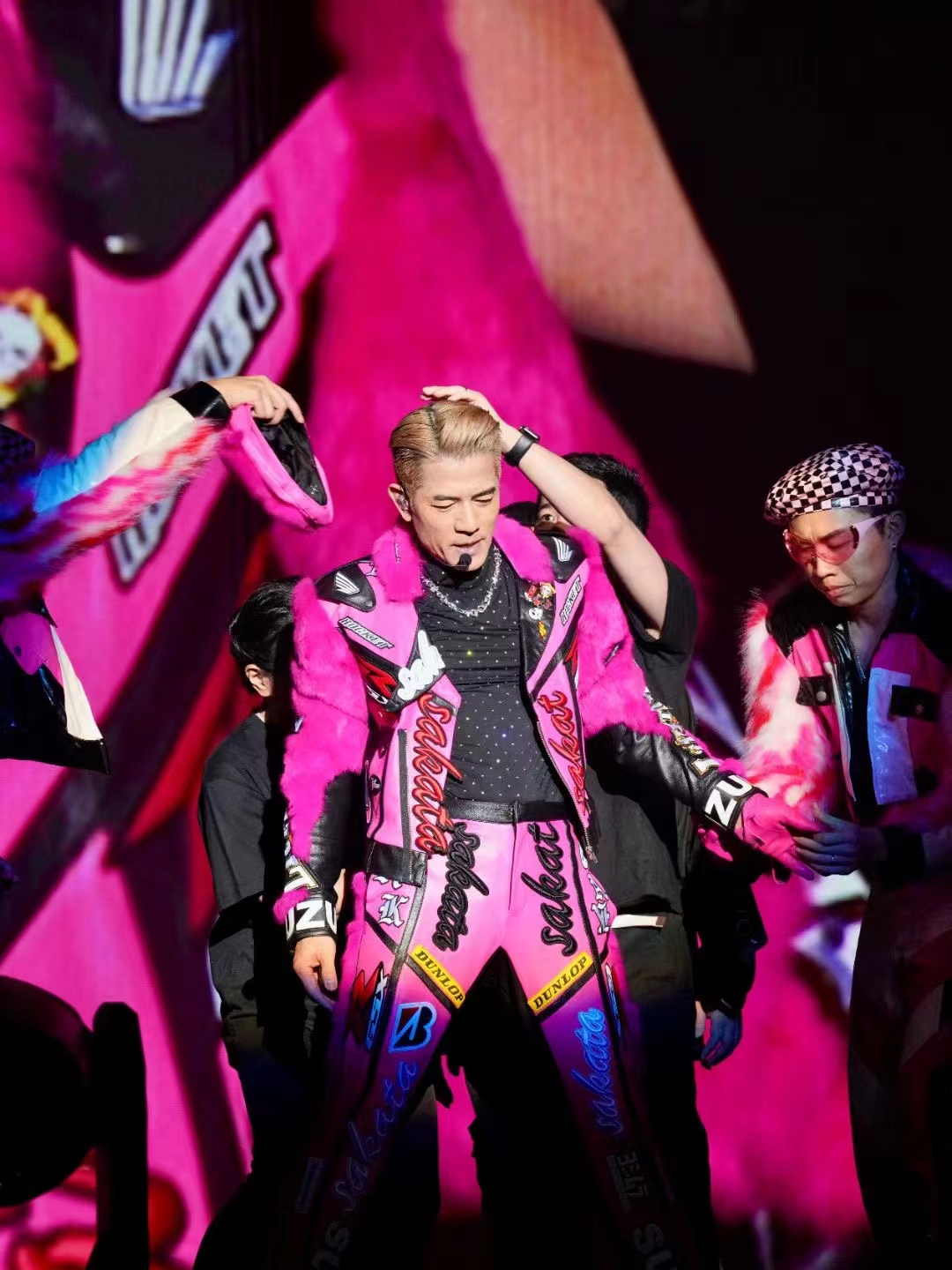 郭富城廣州演唱會(huì)再現(xiàn)“舞臺(tái)王者”風(fēng)采，現(xiàn)場(chǎng)萬(wàn)人共舞大合唱！